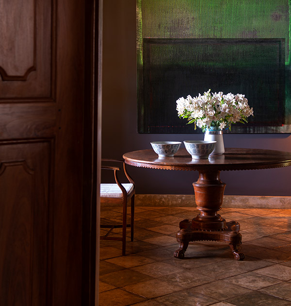 Table with flower vask