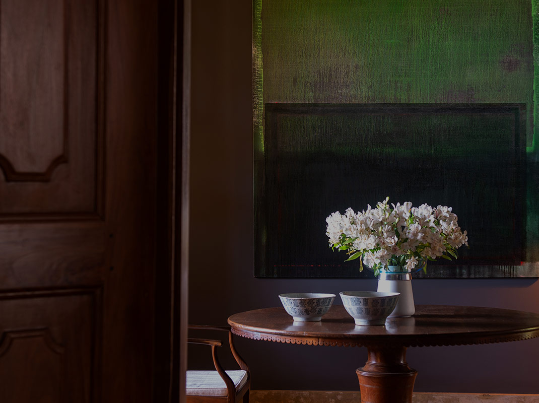 Table with flower vask